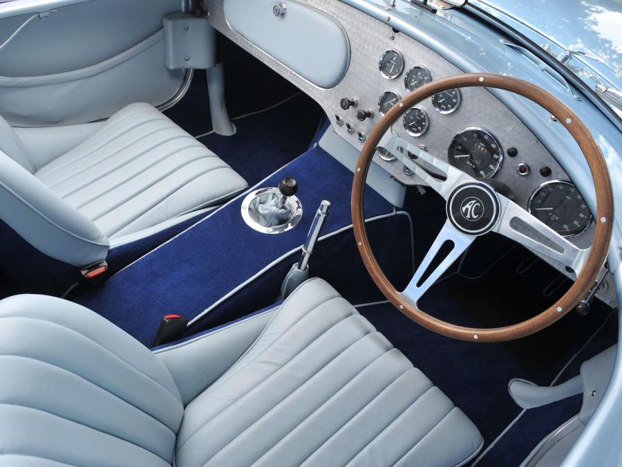 Интерьер AC Cobra (Mk II) 1963 года  (фото 3 из 32)